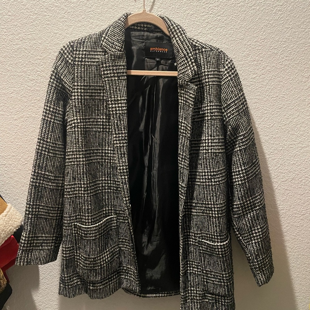 BLACK AND WHITE PLAID BLAZER